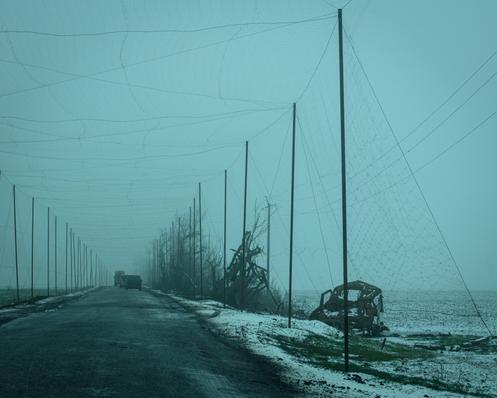 Un corridor de filets antidrones, sur la route menant à Oleksandrivka, dans l’oblast de Donetsk, en Ukraine, le 16 décembre 2025.