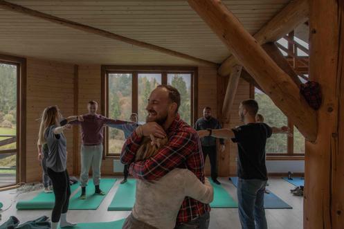 Des médecins militaires ukrainiens lors d’un exercice thérapeutique dans les Carpates, dans l’oblast de Transcarpatie, en Ukraine, le 23 octobre 2025.
