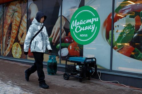 Un générateur électrique installé devant une épicerie, lors d’une longue panne de courant à Vychhorod, dans l’oblast de Kiev, le 29 décembre 2025.