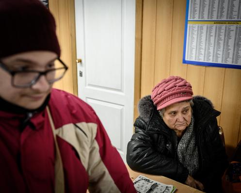 Tatiana, 71 ans, et son petit-fils Ivan, 16 ans, dans un centre d’accueil pour les déplacés du Donbass, à Lozava, dans l’oblast de Kharkiv, en Ukraine, le 12 décembre 2025. Ils ont fui la ville de Kramatorsk suite au bombardement de leur maison, le 13 novembre 2025. La région du Donbass ne compte plus que 200 000 habitants aujourd’hui, contre 5 millions avant l’invasion russe de 2022.