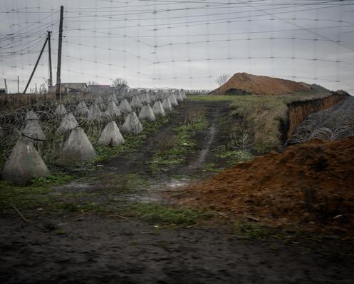 Des dents de dragon sur la route qui mène à Kramatorsk, dans l’oblast de Donetsk, en Ukraine, le 18 décembre 2025.