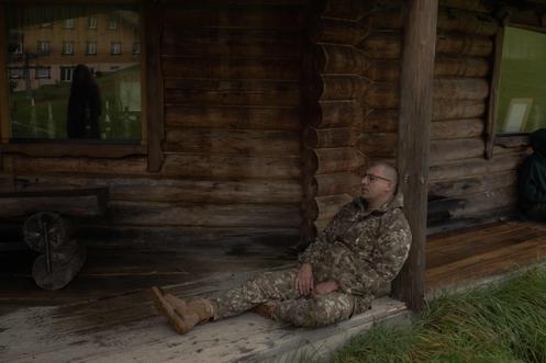Un infirmier militaire ukrainien, lors d’une séance de méditation, dans l’oblast de Transcarpatie, en Ukraine, le 24 octobre 2025.