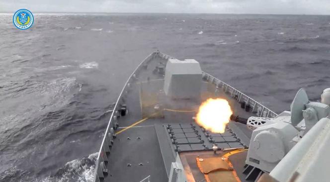 Un navire tire lors d’exercices à l’est de Taïwan, dans une capture d’écran faite à partir d’une vidéo publiée par l’armée chinoise, le 29 décembre 2025. 