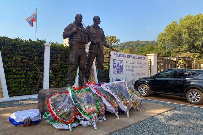 Inauguration de la statue à l’effigie d’Evgueni Prigojine (à gauche), chef du groupe de mercenaires Wagner, et de son bras droit, Dmitru Outkine (à droite), érigée devant la Maison Russe à Bangui, le 3 décembre 2024.