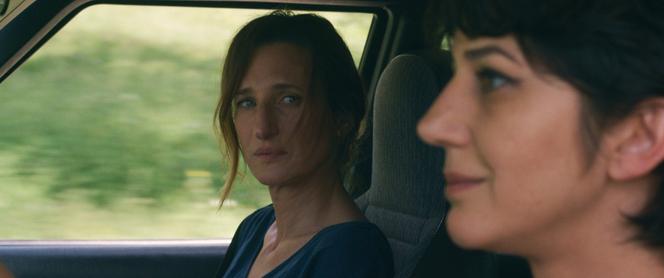 Camille Cottin dans le rôle de Céline aux côtés de Zar Amir Ebrahimi dans le film « Le Pays d’Arto » de Tamara Stepanyan.