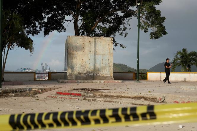 Devant les restes du monument détruit à Arraijan, au Panama, le 29&nbsp;décembre 2025.