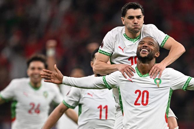Brahim Diaz félicite Ayoub El-Kaabi lors de la victoire du Maroc face à la Zambie (3-0), durant laquelle les deux attaquants ont été décisifs pour la qualification des Lions de l’Atlas en huitièmes de finale de la Coupe d’Afrique des nations 2025, à Rabat.