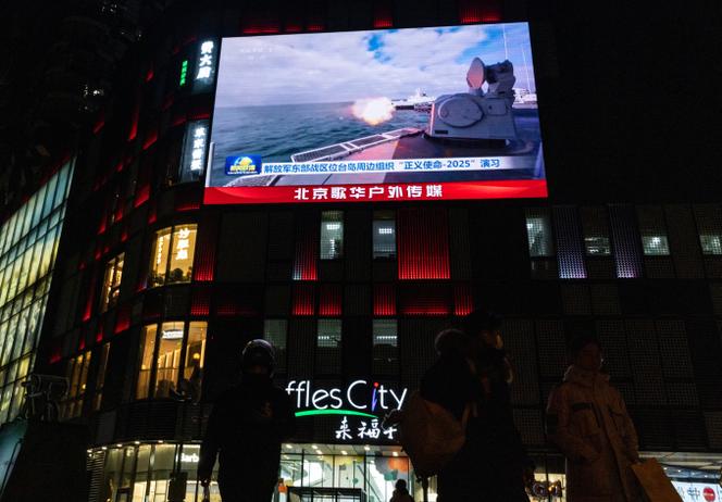 شاشة عملاقة تعرض معلومات حول التدريبات العسكرية الصينية حول تايوان، في بكين، الصين، بتاريخ 29 ديسمبر 2025.