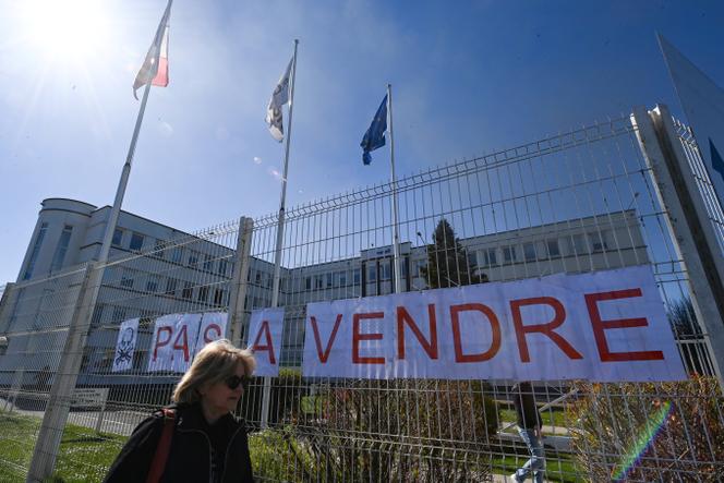 Une banderole proteste contre la vente de l’usine Sanofi au groupe Astrea Pharma, à Amilly (Loiret), le 31 mars 2025.
