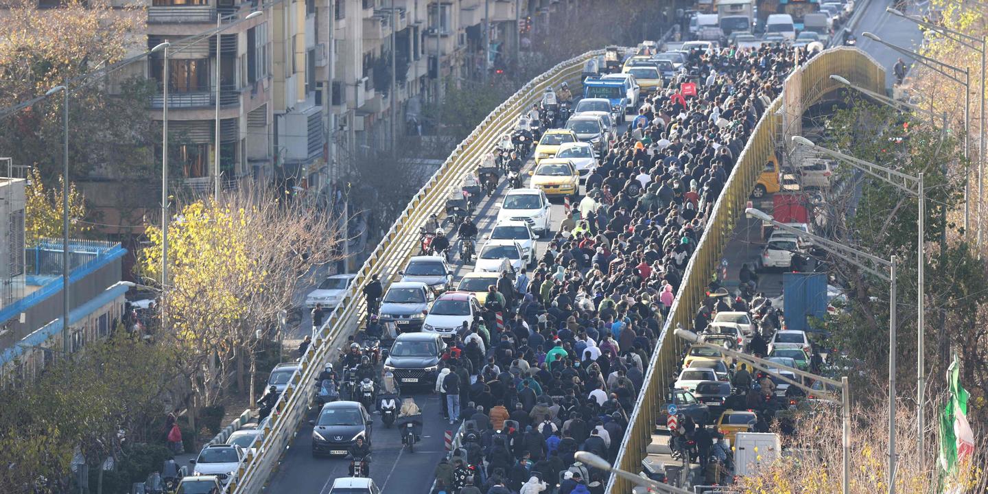 En Iran, des commerçants manifestent contre la vie chère et l’hyperinflation ; le président appelle à écouter leurs « revendications légitimes »