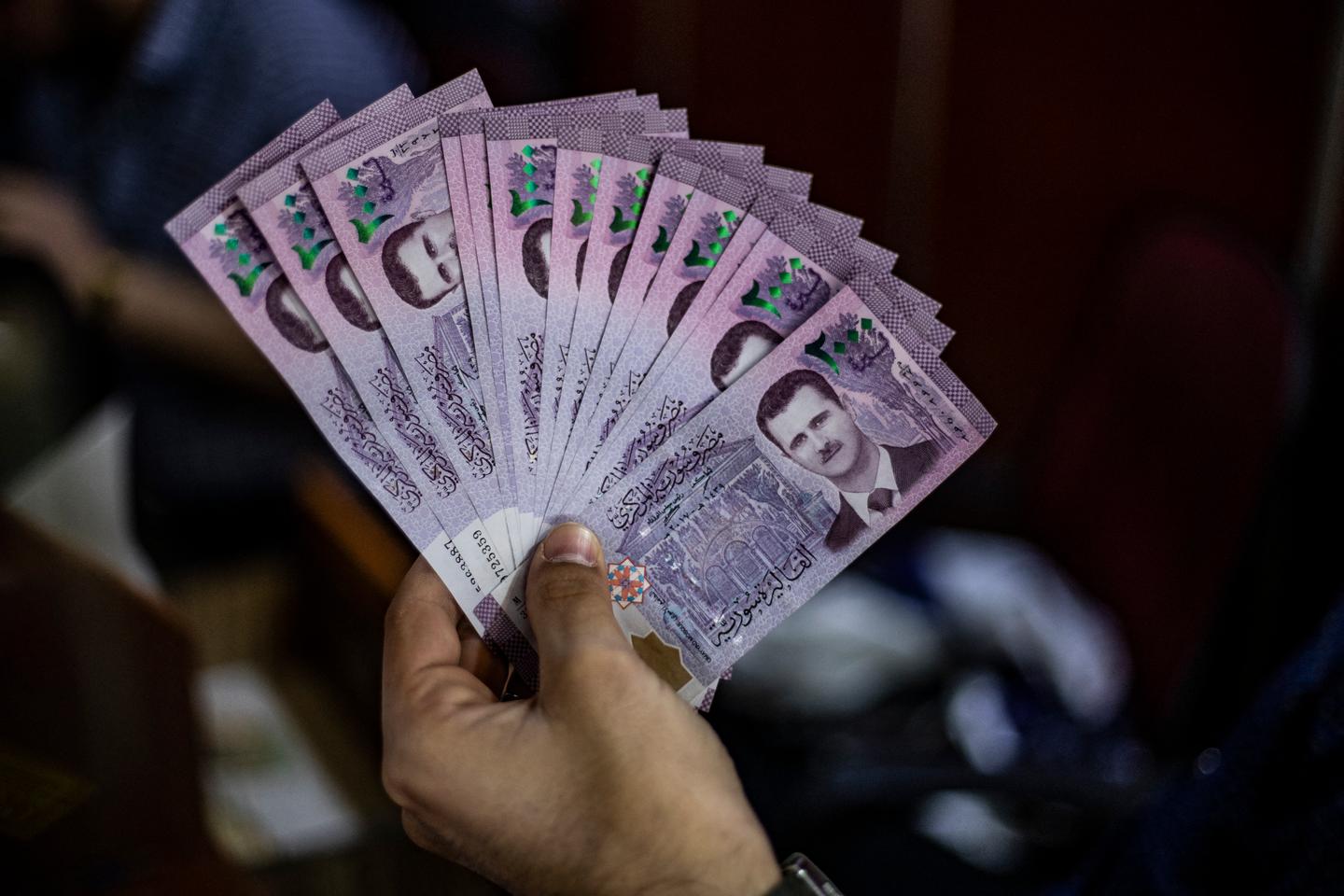 En Syrie, le portrait de Bachar Al-Assad sur les billets de banque remplacé par des roses et des oranges En Syrie, le portrait de Bachar Al-Assad sur les billets de banque remplacé par des roses et des oranges