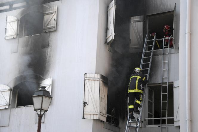 Les pompiers éteignent un incendie à Schiltigheim (Bas-Rhin), en septembre 2019.