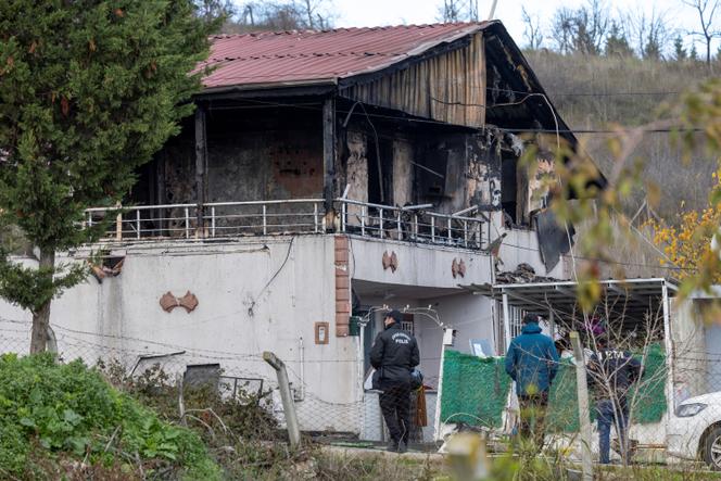 Une maison où les forces de sécurité turques ont lancé une opération visant à neutraliser des militants présumés de l’organisation Etat islamique dans la province de Yalova, en Turquie, le 29&nbsp;décembre 2025. 
