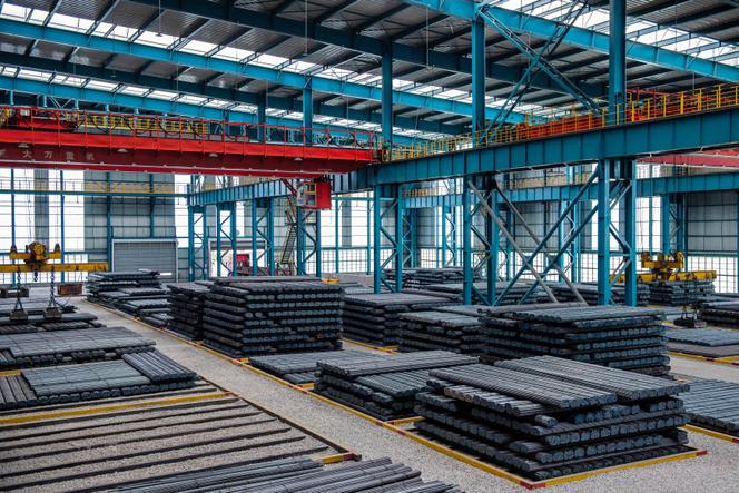 Barres d’acier dans une aciérie à Huai’an, dans la province du Jiangsu (Chine), le 22&nbsp;juillet&nbsp;2025.