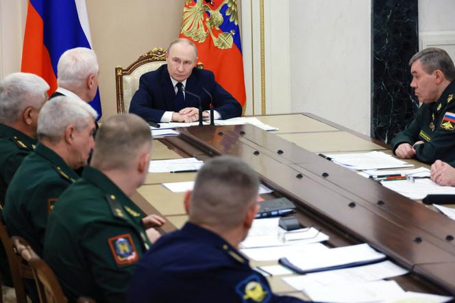 Le président russe, Vladimir Poutine, le ministre de la défense, Andreï Belooussov, le chef d’état-major des forces armées russes, Valeri Guerassimov, et de hauts responsables militaires, à Moscou, le 29 décembre 2025.