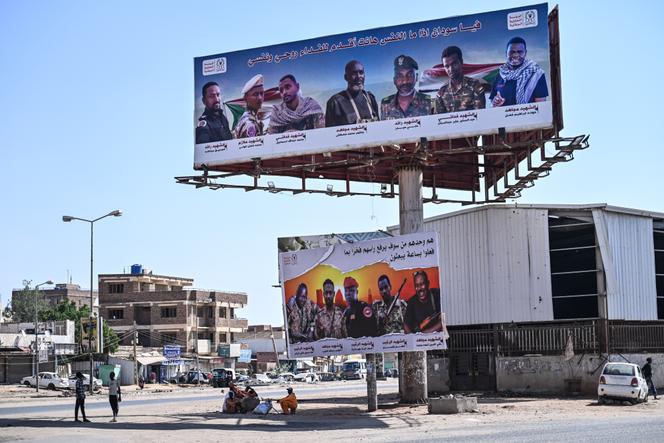 Des panneaux affichant les portraits de « martyrs » de l’armée soudanaise et de ses forces alliées, tués lors de la reprise de Khartoum, le 2 décembre 2025. 
