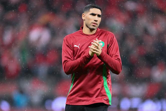 Le défenseur marocain Achraf Hakimi s’échauffe avant le match de la Coupe d’Afrique des nations (CAN) entre son pays et les Comores, au stade Prince Moulay-Abdellah de Rabat, le 21 décembre 2025.