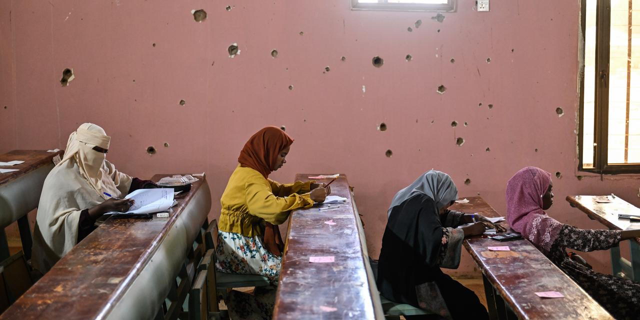 Des étudiantes soudanaises passent leurs examens à l’université d’Omdurman, endommagée par la guerre, au Soudan, le 4 décembre 2025.
