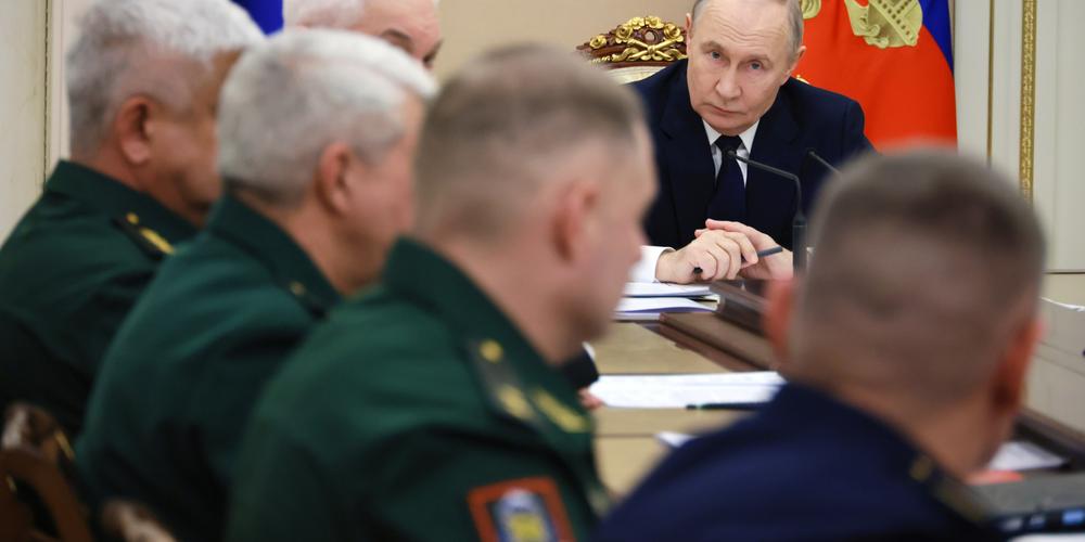 Vladimir Poutine lors d’une réunion avec des responsables militaires, au Kremlin, à Moscou, le 29 décembre 2025. - MIKHAIL METZEL/SPUTNIK VIA AP