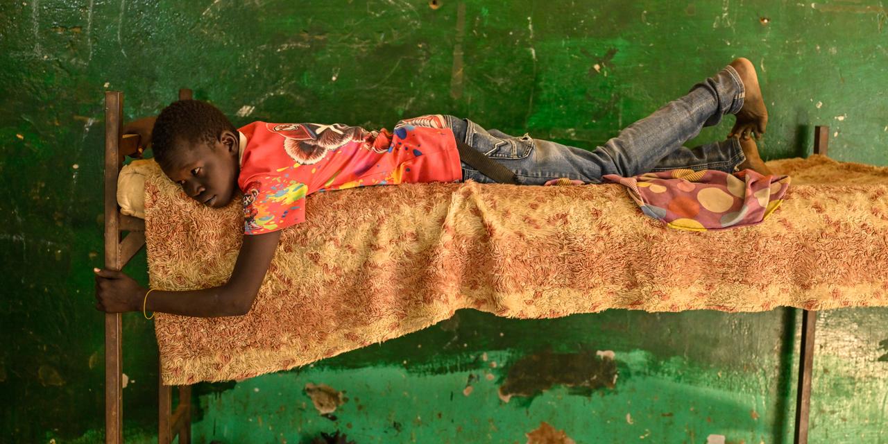 ABDULMONAM EASSA POUR « LE MONDE » Daniel, 11 ans, allongé sur son lit au centre social Al-Mahaba, à Omdurman, le 6 décembre 2025.