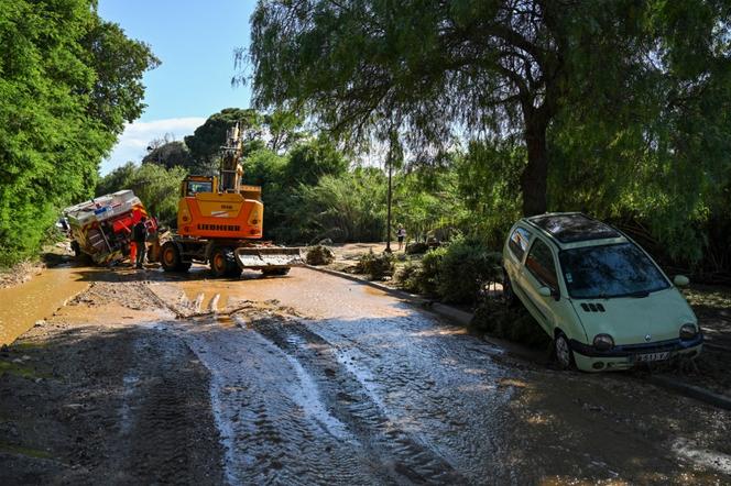 Des véhicules enlisés dans la boue à la suite d’une inondation causée par de fortes pluies, à Cavalière (Var), le 20 mai 2025.