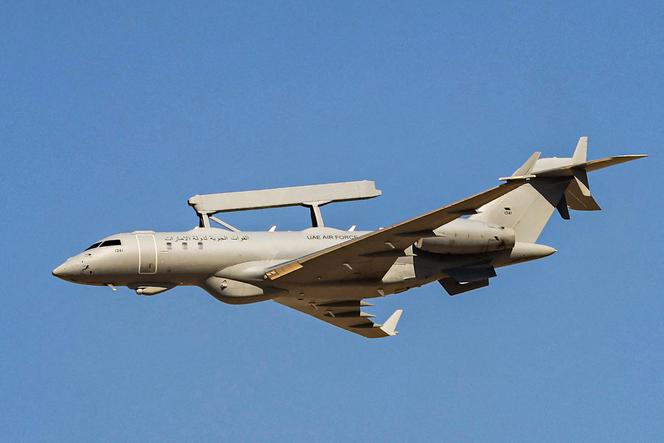 Un avion de détection et de contrôle aérien Saab GlobalEye de l’armée de l’air des Emirats arabes unis effectue un vol de démonstration lors du Salon aéronautique de Dubaï 2021, dans l’émirat du Golfe, le 14 novembre 2021.