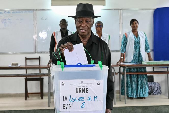 Le président Alassane Ouattara vote au lycée Sainte-Marie à Abidjan, le 27 décembre 2025, lors des élections législatives en Côte d’Ivoire.