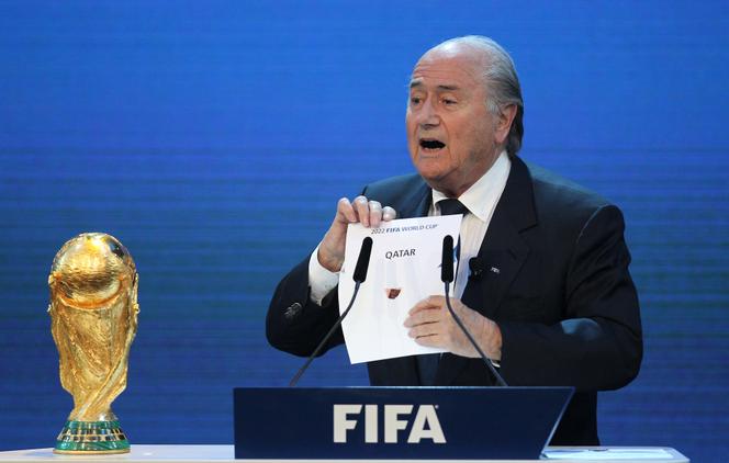 Sepp Blatter, président de la FIFA, ouvre l’enveloppe annonçant que le Qatar accueillera la coupe du monde de football 2022, au siège de la FIFA, à Zurich, le 2 décembre 2010.