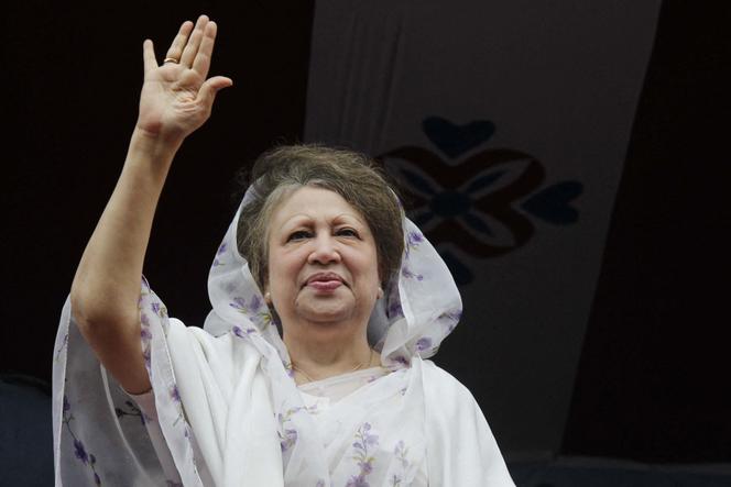 L’ex-première ministre du Bangladesh Khaleda Zia salue la foule lors d’un rassemblement politique, à Dacca, le 25&nbsp;octobre&nbsp;2013. 