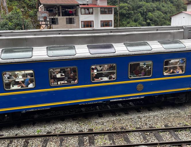 Des touristes à bord d’un train quittant la gare de Machu Picchu Pueblo, au Pérou, le 27 janvier 2024. 