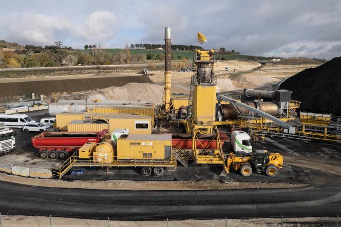 Une usine de production de bitume sur le chantier de construction de l’autoroute A69&nbsp;à Puylaurens (Tarn), le 11&nbsp;novembre 2025. 