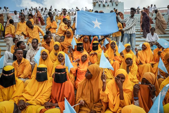 Des Somaliens brandissent des drapeaux de leur pays, lors d’un rassemblement appelant à l’unité territoriale de la Somalie au stade de Mogadiscio, le 30 décembre 2025.