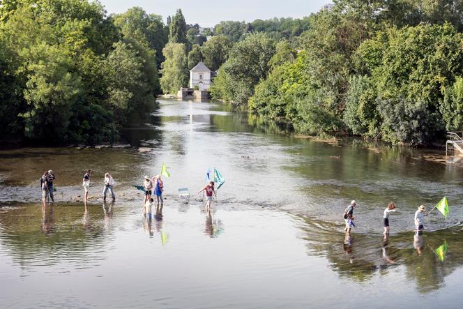 Le 3&nbsp;juillet 2025, à Poitiers, des militants écologistes passent le Clain à pied, alors que ce n’est habituellement possible qu’à la fin de l’été, pour dénoncer la pression sur les ressources en eau et les projets de mégabassines dans le bassin versant du Clain. 