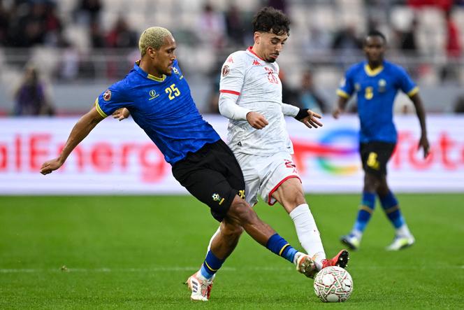 Le milieu de terrain tanzanien Haji Mnoga (à gauche) et l’attaquant tunisien&nbsp;Sebastian Tounekti lors du match de la Coupe d’Afrique des nations, au stade olympique de Rabat, le 30&nbsp;décembre&nbsp;2025. 