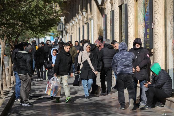 Des passants déambulent devant des magasins à Téhéran, en Iran, le 30&nbsp;décembre 2025.