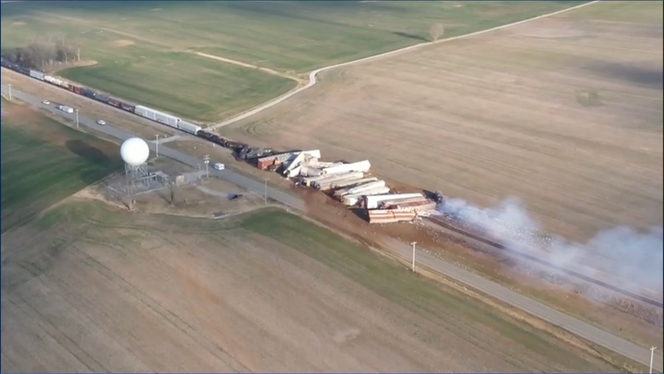 Capture d’écran d’une vidéo diffusée par le site de la radio locale Wekt, montrant le train de fret qui a déraillé mardi&nbsp;30&nbsp;décembre&nbsp;2025 dans l’Etat du Kentucky. 