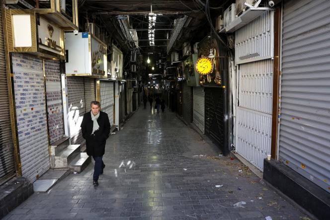 Des magasins fermés à la suite des manifestations contre la chute de la valeur de la monnaie, dans le grand bazar de Téhéran, en Iran, le 30&nbsp;décembre 2025.