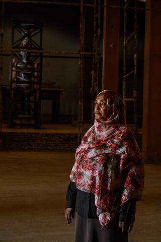 Rihab Khidir, à la tête du comité chargé d’évaluer les dégâts, au Musée national du Soudan, à Khartoum, le 1ᵉʳ décembre 2025.