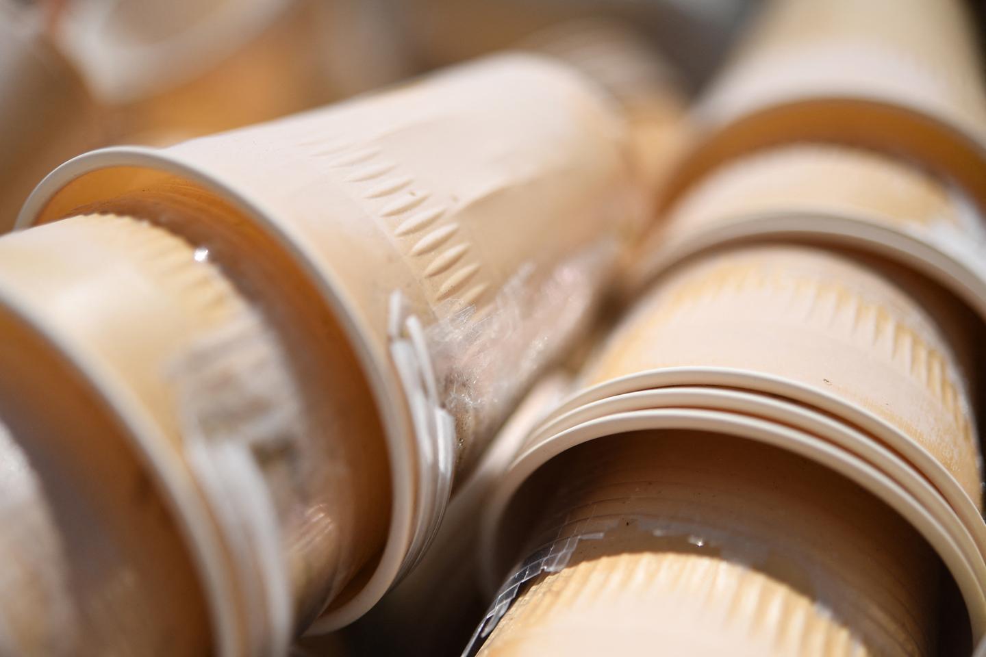 L’interdiction des gobelets jetables contenant du plastique reportée à 2030 L’interdiction des gobelets jetables contenant du plastique reportée à 2030