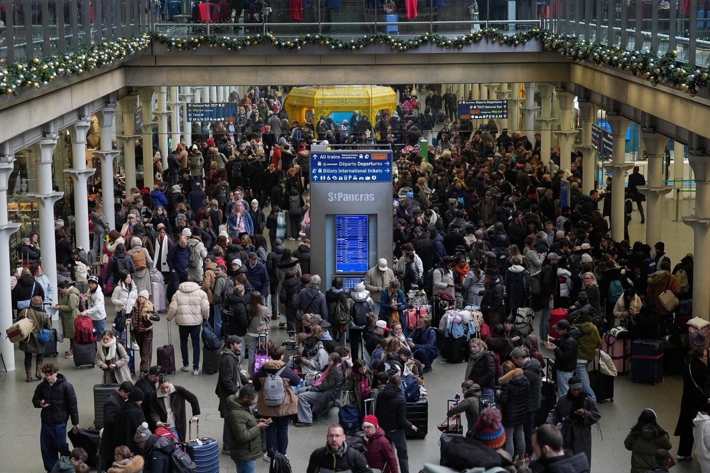 Eurostar resumes service across Europe after power problem
