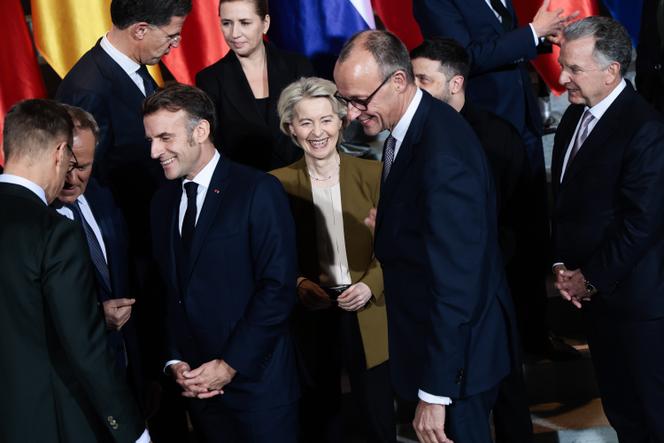 Emmanuel Macron, la présidente de la Commission européenne, Ursula von der Leyen, le chancelier allemand, Friedrich Merz, le président ukrainien Volodymyr Zelensky, et l’envoyé spécial américain Steve Witkoff, lors d’une réunion de travail, à Berlin, le 15 décembre 2025.