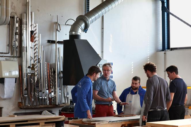 Un formateur s’adresse à des apprentis dans l’atelier du Centre de formation de la facture d’orgues, à Eschau (Bas-Rhin), le 5&nbsp;septembre&nbsp;2023. 
