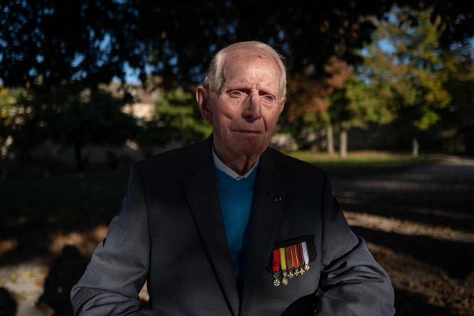 Le résistant français de la seconde Guerre mondiale Henri Mosson, pose à Dijon, dans le centre-est de la France, le 28 octobre 2024