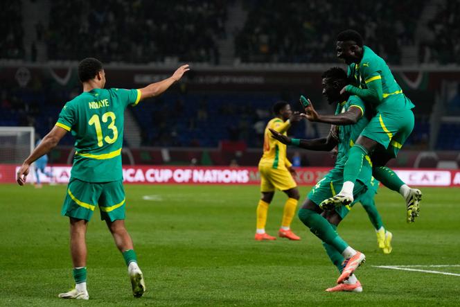 Le Sénégalais Abdoulaye Seck, deuxième à partir de la droite, célèbre son but avec ses coéquipiers lors du match de la Coupe d’Afrique des nations face au Bénin, à Tanger, au Maroc, le 30&nbsp;décembre 2025. 