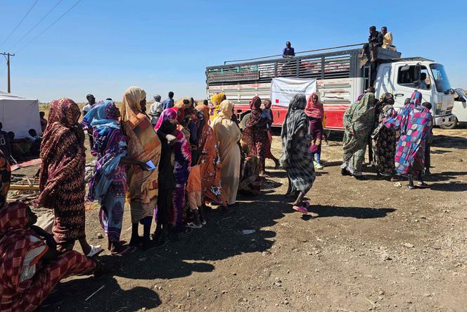 Des Soudanais déplacés attendent de recevoir de l’aide humanitaire au camp d’Abu Al-Naga, dans l’État de Gedaref, à environ 420 km à l’est de la capitale Khartoum, le 30 décembre 2025.