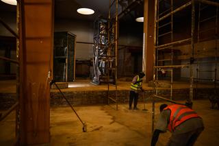 Des travailleurs nettoient le Musée national du Soudan. Au centre, la statue du « pharaon noir », à Khartoum, le 1ᵉʳ décembre 2025.