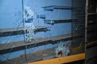 Des étagères pillées au Musée national du Soudan, à Khartoum, le 1ᵉʳ décembre 2025.