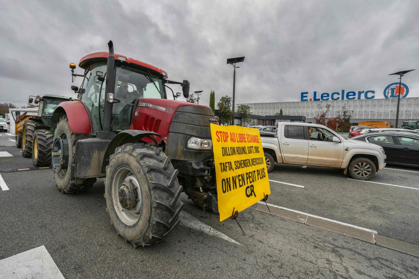 De nouvelles mobilisations d’agriculteurs ont débuté mardi matin en Occitanie, le blocage de l’A64 persiste