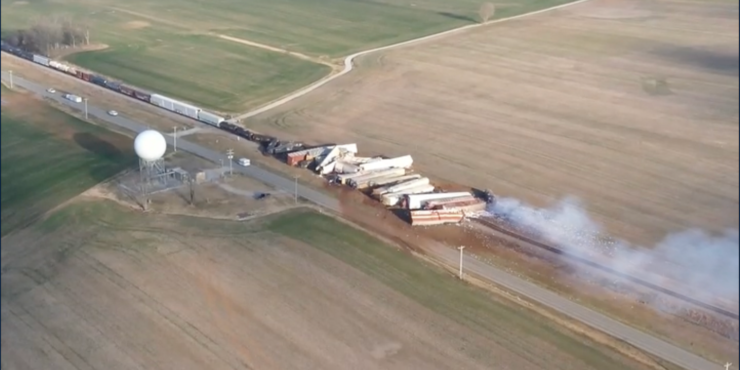 Un train de fret déraille dans le centre-est des Etats-Unis, provoquant une fuite de soufre fondu