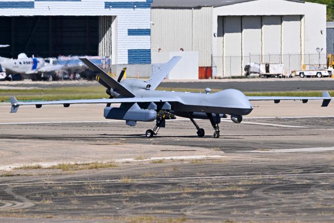 Un drone MQ-9 Reaper de l’armée américaine sur le tarmac de l’aéroport Rafael-Hernandez, à Aguadilla (Porto Rico), où d’importantes forces militaires ont été déployées dans le cadre des opérations dans les Caraïbes, le 29 décembre 2025.